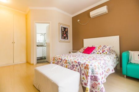 Casa de condomínio à venda com 360m², 4 quartos e 4 vagas Casa de condomínio à venda com 360m², 4 quartos e 4 vagasSuíte 2