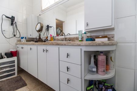 Casa de condomínio à venda com 360m², 4 quartos e 4 vagas Casa de condomínio à venda com 360m², 4 quartos e 4 vagasBanheiro da Suíte 1