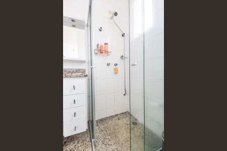 Casa de condomínio à venda com 360m², 4 quartos e 4 vagas Casa de condomínio à venda com 360m², 4 quartos e 4 vagasBanheiro da Suíte 2