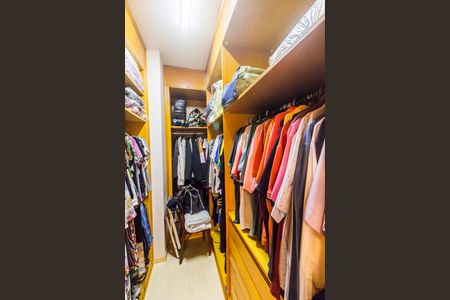 Casa de condomínio à venda com 360m², 4 quartos e 4 vagas Casa de condomínio à venda com 360m², 4 quartos e 4 vagasCloset da suíte