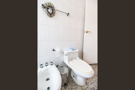 Casa de condomínio à venda com 360m², 4 quartos e 4 vagas Casa de condomínio à venda com 360m², 4 quartos e 4 vagasBanheiro