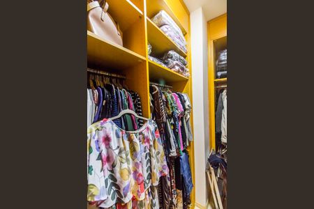 Casa de condomínio à venda com 360m², 4 quartos e 4 vagas Casa de condomínio à venda com 360m², 4 quartos e 4 vagasCloset da suíte