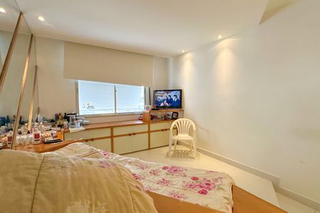 Apartamento à venda com 300m², 4 quartos e 4 vagas Apartamento à venda com 300m², 4 quartos e 4 vagasQuarto 01