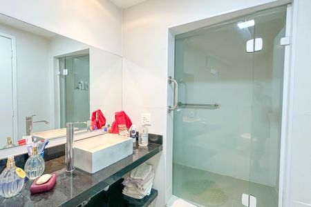 Apartamento à venda com 300m², 4 quartos e 4 vagas Apartamento à venda com 300m², 4 quartos e 4 vagasBanheiro