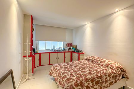 Apartamento à venda com 300m², 4 quartos e 4 vagas Apartamento à venda com 300m², 4 quartos e 4 vagasQuarto 02