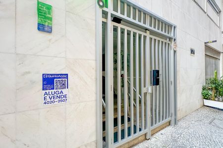 Apartamento à venda com 300m², 4 quartos e 4 vagas Apartamento à venda com 300m², 4 quartos e 4 vagasFachada + Plaquinha