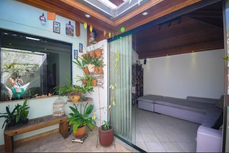 Casa de condomínio à venda com 115m², 3 quartos e 2 vagasQuintal