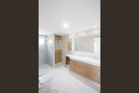 Apartamento à venda com 258m², 4 quartos e 4 vagas Apartamento à venda com 258m², 4 quartos e 4 vagasBanheiro da Suíte 4