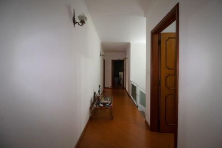 Casa à venda com 233m², 6 quartos e 6 vagas Casa à venda com 233m², 6 quartos e 6 vagasCorredor