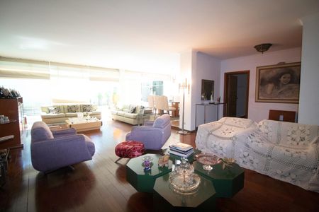 Casa à venda com 233m², 6 quartos e 6 vagas Casa à venda com 233m², 6 quartos e 6 vagasSala