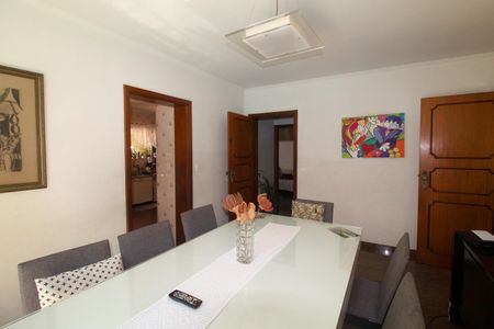 Casa à venda com 233m², 6 quartos e 6 vagas Casa à venda com 233m², 6 quartos e 6 vagasCopa