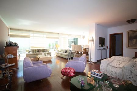 Casa à venda com 233m², 6 quartos e 6 vagas Casa à venda com 233m², 6 quartos e 6 vagasSala