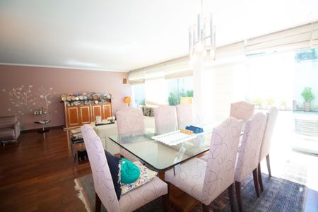 Casa à venda com 233m², 6 quartos e 6 vagas Casa à venda com 233m², 6 quartos e 6 vagasSala