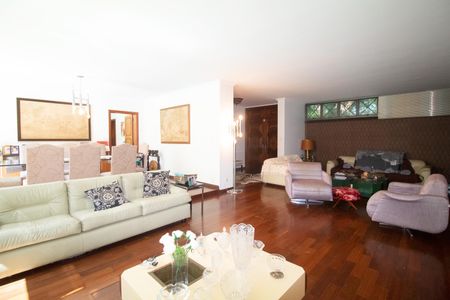 Casa à venda com 233m², 6 quartos e 6 vagas Casa à venda com 233m², 6 quartos e 6 vagasSala