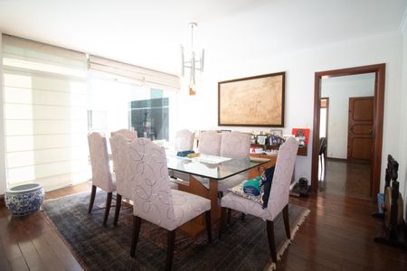 Casa à venda com 233m², 6 quartos e 6 vagas Casa à venda com 233m², 6 quartos e 6 vagasSala