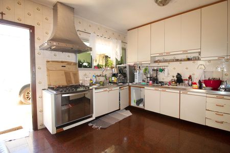 Casa à venda com 233m², 6 quartos e 6 vagas Casa à venda com 233m², 6 quartos e 6 vagasCozinha