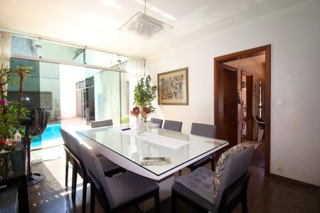 Casa à venda com 233m², 6 quartos e 6 vagas Casa à venda com 233m², 6 quartos e 6 vagasCopa