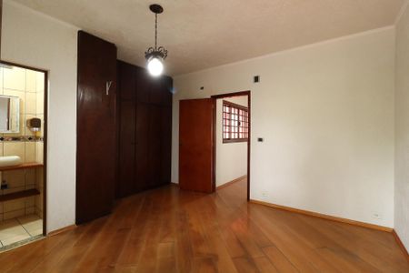 Casa à venda com 247m², 2 quartos e 2 vagasSuíte