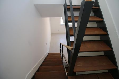 Casa de condomínio para alugar com 97m², 1 quarto e 1 vagaEscada