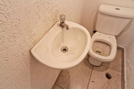 Casa à venda com 180m², 3 quartos e 5 vagas Casa à venda com 180m², 3 quartos e 5 vagasGaragem - banheiro