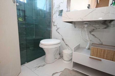 Casa à venda com 220m², 3 quartos e 2 vagas Casa à venda com 220m², 3 quartos e 2 vagasBanheiro da Suite