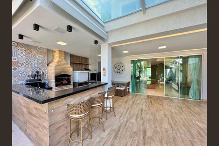 Casa de condomínio à venda com 320m², 4 quartos e 3 vagasÁrea externa