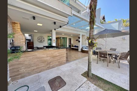 Casa de condomínio à venda com 320m², 4 quartos e 3 vagasÁrea externa