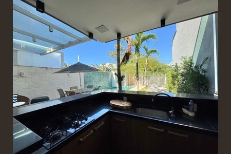 Casa de condomínio à venda com 320m², 4 quartos e 3 vagasÁrea externa