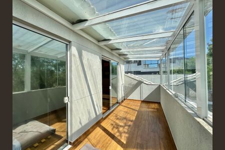 Casa de condomínio à venda com 320m², 4 quartos e 3 vagasSuíte 3 - Varanda