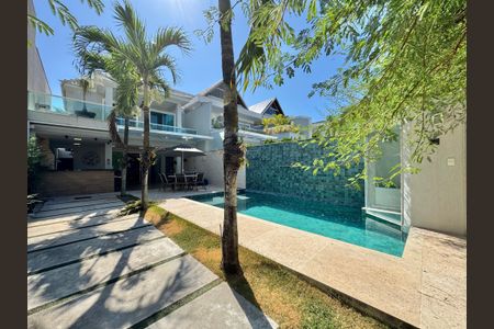 Casa de condomínio à venda com 320m², 4 quartos e 3 vagasÁrea externa