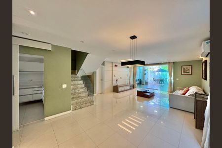 Casa de condomínio à venda com 320m², 4 quartos e 3 vagasSala