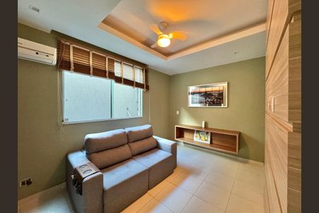 Casa de condomínio à venda com 320m², 4 quartos e 3 vagasSala de TV