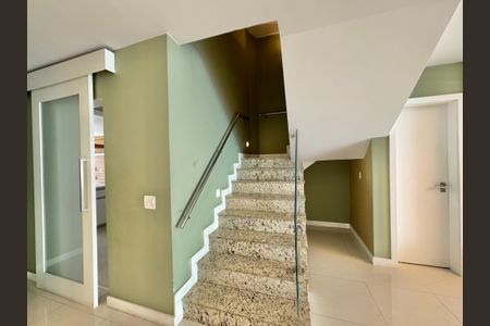 Casa de condomínio à venda com 320m², 4 quartos e 3 vagasSala