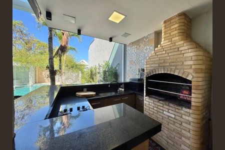 Casa de condomínio à venda com 320m², 4 quartos e 3 vagasÁrea externa