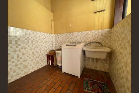 Casa à venda com 230m², 5 quartos e 3 vagas Casa à venda com 230m², 5 quartos e 3 vagasÁrea de Serviço