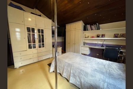 Casa à venda com 230m², 5 quartos e 3 vagas Casa à venda com 230m², 5 quartos e 3 vagasQuarto 4