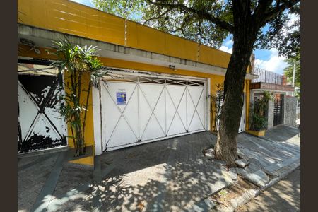 Casa à venda com 230m², 5 quartos e 3 vagas Casa à venda com 230m², 5 quartos e 3 vagasFachada