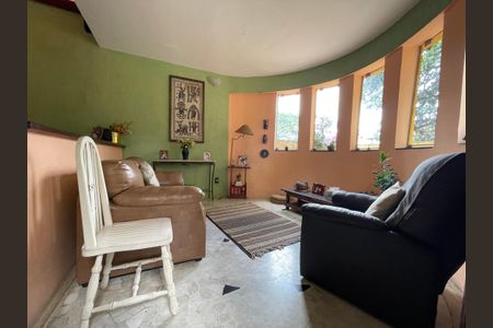 Casa à venda com 230m², 5 quartos e 3 vagas Casa à venda com 230m², 5 quartos e 3 vagasSala