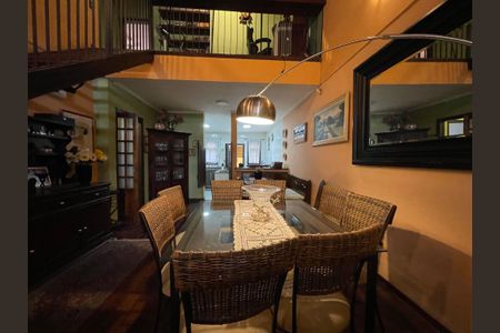 Casa à venda com 230m², 5 quartos e 3 vagas Casa à venda com 230m², 5 quartos e 3 vagasSala