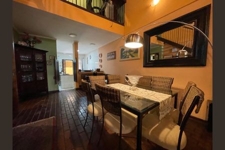 Casa à venda com 230m², 5 quartos e 3 vagas Casa à venda com 230m², 5 quartos e 3 vagasSala