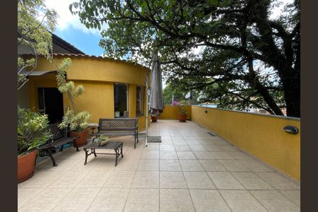 Casa à venda com 230m², 5 quartos e 3 vagas Casa à venda com 230m², 5 quartos e 3 vagasVaranda