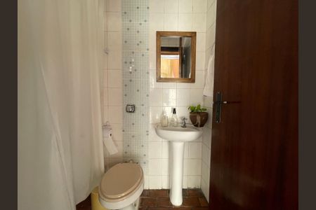 Casa à venda com 230m², 5 quartos e 3 vagas Casa à venda com 230m², 5 quartos e 3 vagasBanheiro 3