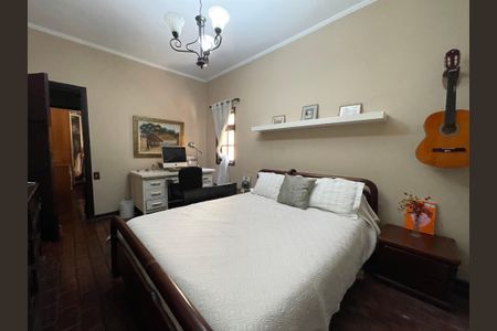 Casa à venda com 230m², 5 quartos e 3 vagas Casa à venda com 230m², 5 quartos e 3 vagasQuarto