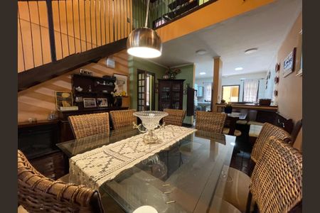 Casa à venda com 230m², 5 quartos e 3 vagas Casa à venda com 230m², 5 quartos e 3 vagasSala