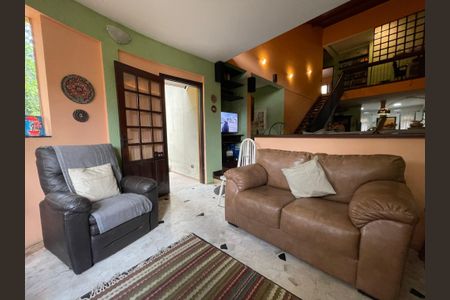 Casa à venda com 230m², 5 quartos e 3 vagas Casa à venda com 230m², 5 quartos e 3 vagasSala