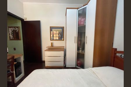 Casa à venda com 230m², 5 quartos e 3 vagas Casa à venda com 230m², 5 quartos e 3 vagasQuarto 3