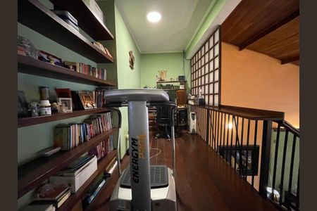Casa à venda com 230m², 5 quartos e 3 vagas Casa à venda com 230m², 5 quartos e 3 vagasEscritório