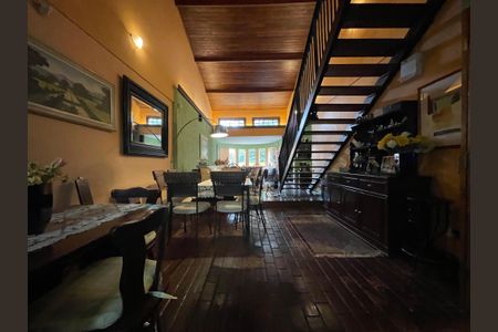 Casa à venda com 230m², 5 quartos e 3 vagas Casa à venda com 230m², 5 quartos e 3 vagasSala