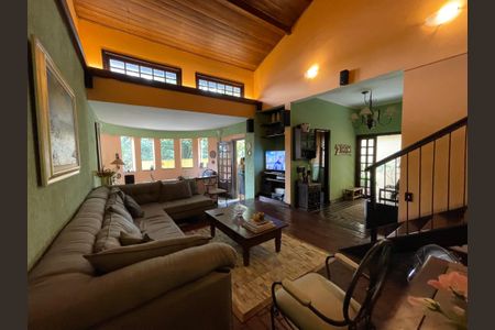 Casa à venda com 230m², 5 quartos e 3 vagas Casa à venda com 230m², 5 quartos e 3 vagasSala