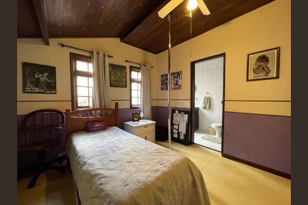 Casa à venda com 230m², 5 quartos e 3 vagas Casa à venda com 230m², 5 quartos e 3 vagasQuarto 4